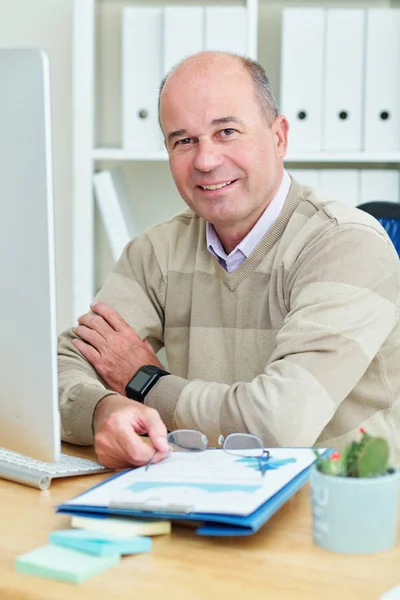 Positiver Reifer Finanzmanager Sitzt Seinem Bürotisch Nimmt Die Brille Und — Stockfoto