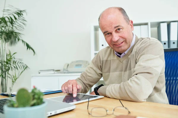 Portret Uśmiechu Kaukaski Biznesmen Siedzi Stole Biurowym Wskazując Ekranie Cyfrowego — Zdjęcie stockowe