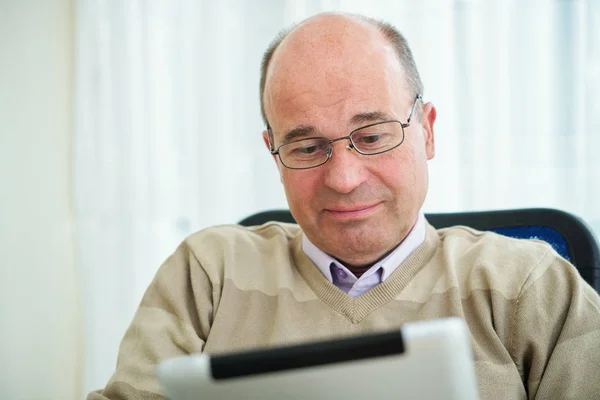 Sorridente Uomo Caucasico Mezza Età Occhiali Godendo Lettura Libro Tablet — Foto Stock