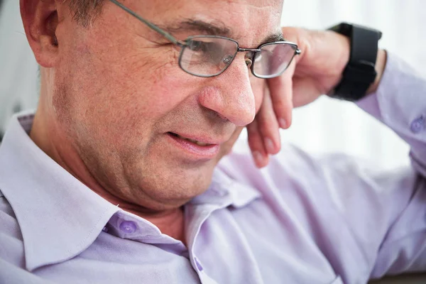 Gezicht Van Ervaren Ondernemer Van Middelbare Leeftijd Glazen Glimlachend Bij — Stockfoto