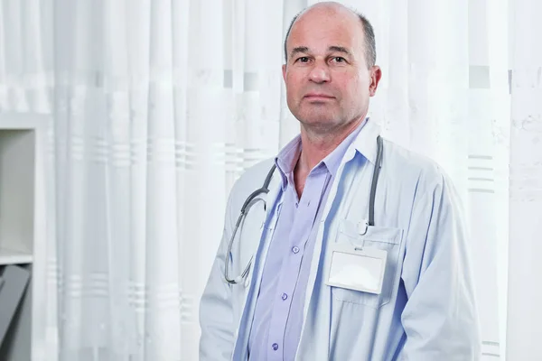 Retrato Médico Grave Triste Labcoat Branco Com Crachá Vazio Olhando — Fotografia de Stock