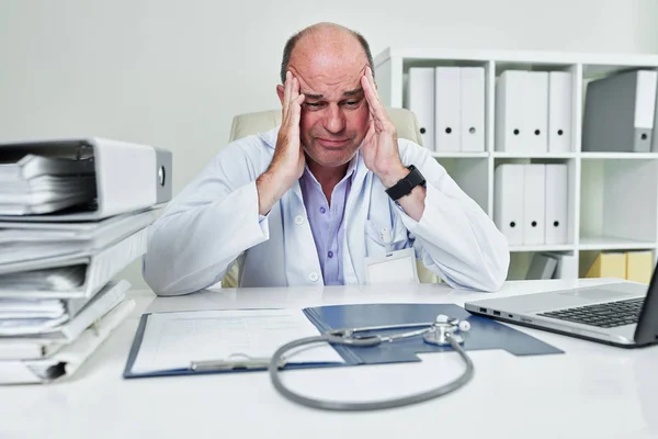 Triste Frustrato Medico Generico Maturo Guardando Cartella Aperta Con Documenti — Foto Stock