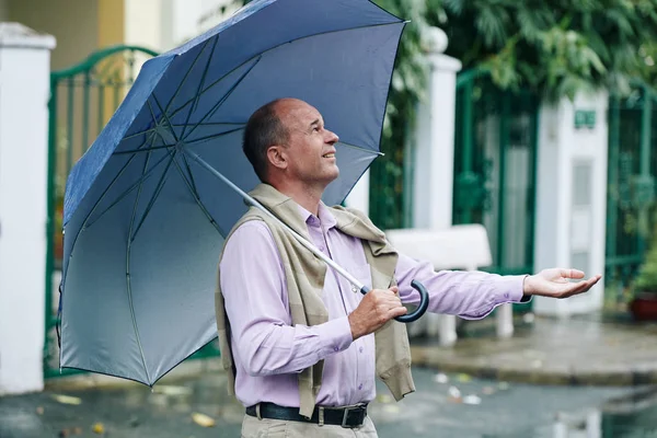 Yağmur Damlaları Yakalamak Için Şemsiye Outstretching Ile Mutlu Orta Yaşlı — Stok fotoğraf