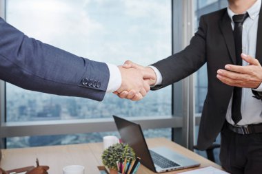 iki iş kişi el sıkışma, kırpılmış görüntü