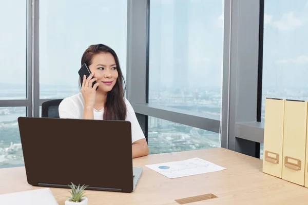 Bonita Sorridente Jovem Vietnamita Sentada Mesa Escritório Com Laptop Aberto — Fotografia de Stock