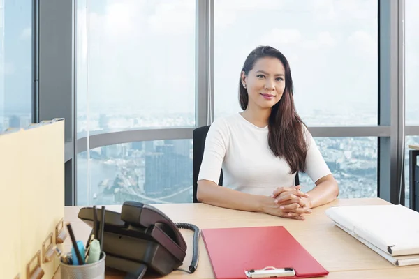 Framgångsrika Unga Leende Vietnamesiska Business Lady Arbetar Corner Office — Stockfoto