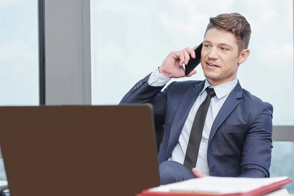 Portrét Hezkého Úspěšného Mladého Podnikatele Sedícího Stolu Kanceláře Odpovídání Telefonní — Stock fotografie