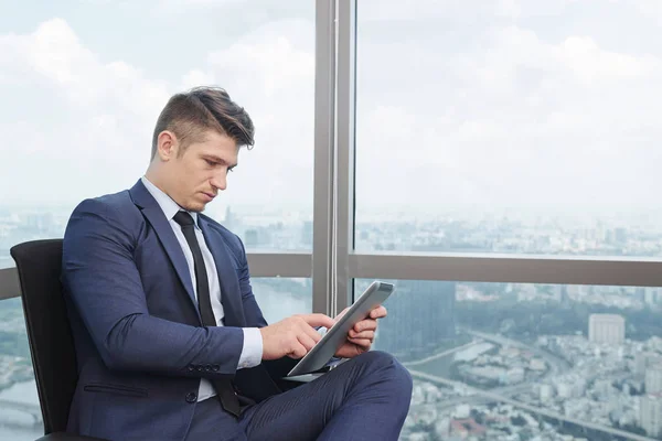 Ernsthafter Junger Geschäftsmann Sitzt Auf Stuhl Eckbüro Fenster Mit Schönem — Stockfoto