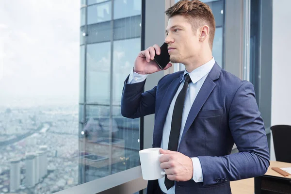 Portret Van Knappe Ambitieuze Jonge Ondernemer Zoek Naar Stad Koffie — Stockfoto