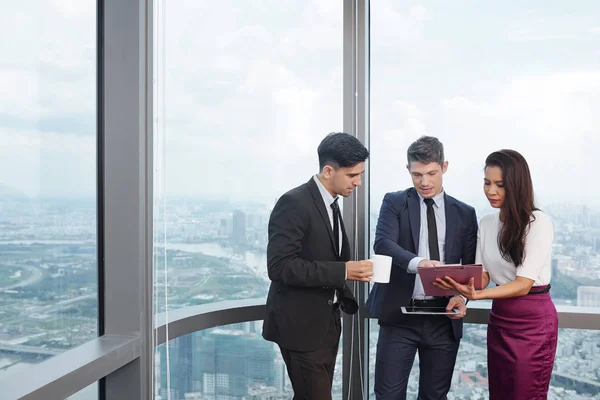 Equipo Negocios Multiétnicos Pie Gran Oficina Viento Con Vista Ciudad — Foto de Stock