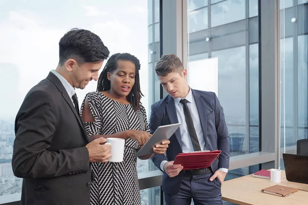 Equipo Multiétnico Empresarios Que Trabajan Juntos Leen Informe Sobre Tableta — Foto de Stock