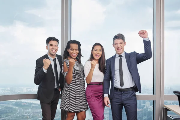 Positivo Equipo Empresarial Multiétnico Alegre Pie Contra Ventana Panorámica Celebrando —  Fotos de Stock