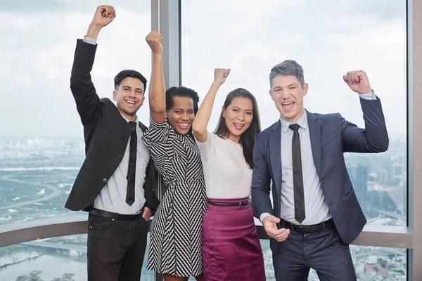 Squadra Felici Uomini Affari Entusiasti Alzando Mani Celebrando Successo — Foto Stock