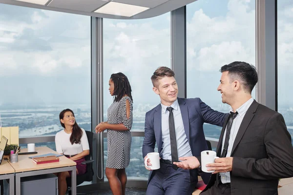 Χαρούμενοι Νέοι Πολυεθνικοί Επιχειρηματικοί Άνθρωποι Που Εργάζονται Γωνιακό Γραφείο Ουρανοξύστη — Φωτογραφία Αρχείου