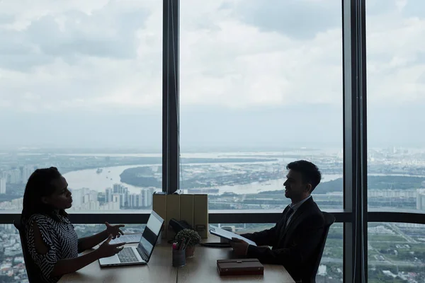 Üzletemberek Nagy Asztalnál Ülnek Modern Irodai Panoráma Ablakokkal — Stock Fotó