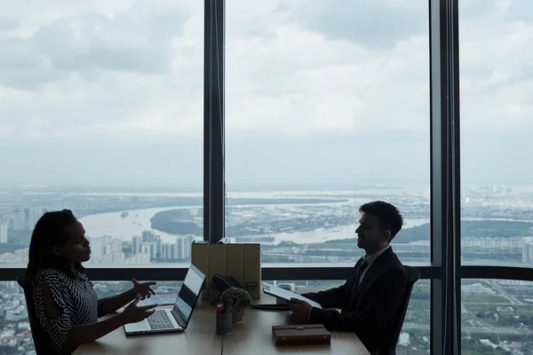 Zakelijke Mensen Zitten Aan Grote Tafel Modern Kantoor Met Panoramische — Stockfoto