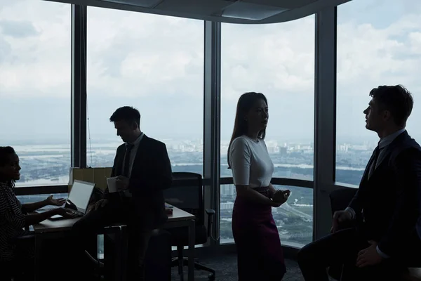Obchodní Lidé Pracující Velké Vysoké Podlahové Kanceláři Panoramatickými Okny — Stock fotografie