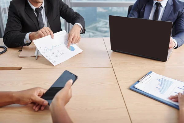 Bijgesneden Beeld Van Zakenmensen Aan Tafel Met Financieel Verslag — Stockfoto