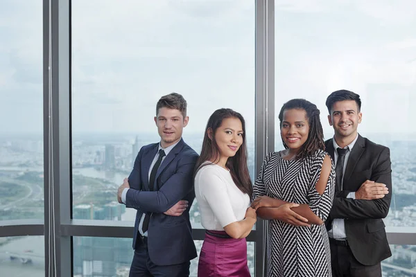 Multi Étnico Exitoso Equipo Negocios Pie Ventana Panorámica Con Los — Foto de Stock