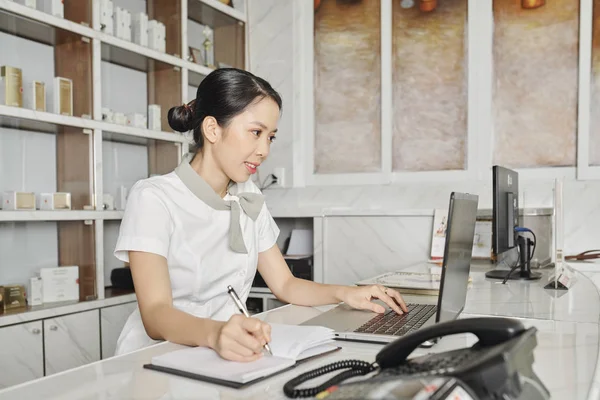 Positivo Giovane Asiatico Receptionist Lettura Messaggi Dal Client Sullo Schermo — Foto Stock