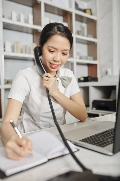 Alegre Recepcionista Del Salón Spa Femenino Hablando Por Teléfono Con —  Fotos de Stock