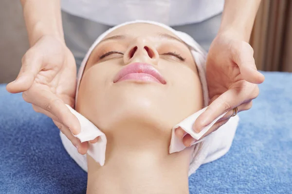 Beautician Using Cotton Pads Wiping Face Young Female Client Toner — Stock Photo, Image