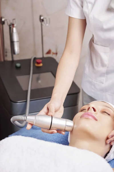 Cosmetologue Utilisant Une Machine Professionnelle Pour Enlever Les Taches Sombres — Photo