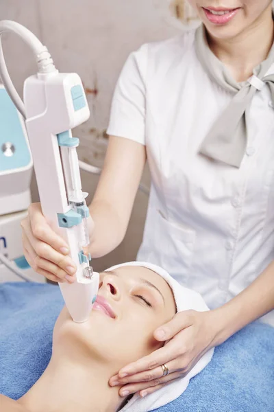 Güzellik Salonu Kadın Hastanın Çenemezoterapi Enjeksiyonları Yapmak Için Özel Cihazlar — Stok fotoğraf