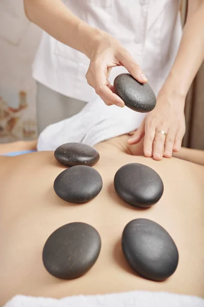 Imagem Close Jovem Que Recebe Massagem Relaxante Pedras Quentes Salão — Fotografia de Stock