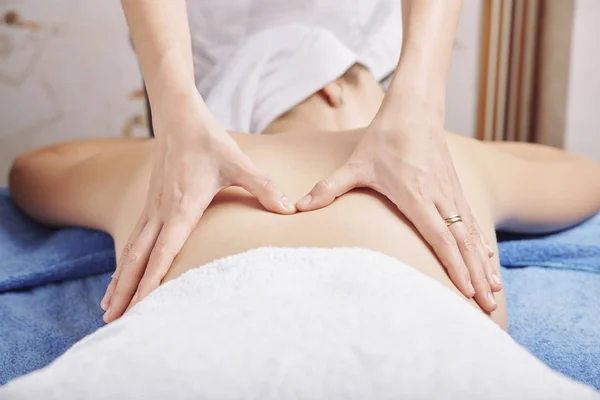 Mani Estetista Dando Massaggio Alla Schiena Professionale Cliente Femminile Sdraiato — Foto Stock