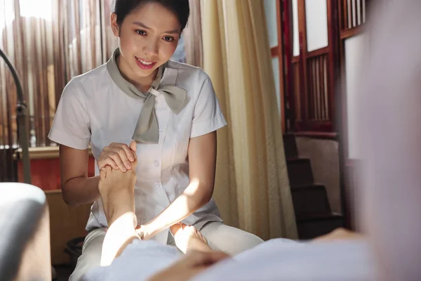 Jovem Massagista Vietnamita Dando Massagem Relaxante Profissional Nos Pés Para — Fotografia de Stock