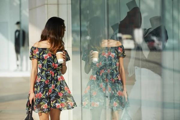 Aantrekkelijke Jonge Vrouw Wandelen Straat Met Het Nemen Van Koffie — Stockfoto