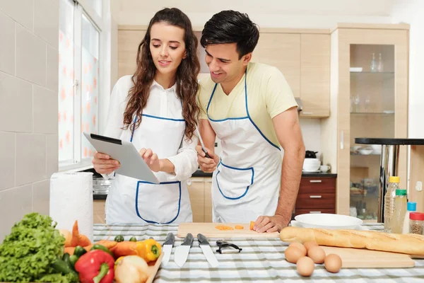 Positive Junge Hübsche Frau Zeigt Ihrem Freund Rezept Auf Tablet — Stockfoto