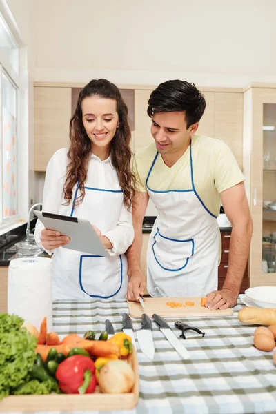 Junges Kaukasisches Paar Überprüft Suppenrezept Auf Digitalem Tablet Beim Kochen — Stockfoto