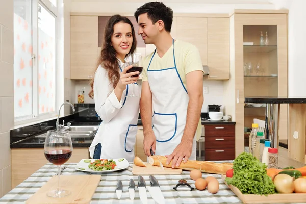 Schöner Junger Mann Schneidet Französisches Baguette Und Schaut Seine Schöne — Stockfoto