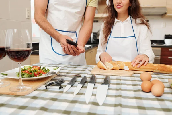 Bijgesneden Beeld Van Vrouw Snijden Brood Voor Het Diner Wanneer — Stockfoto