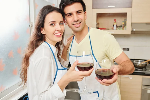 Porträt Junger Lächelnder Freund Und Freundin Die Mit Weingläsern Der — Stockfoto