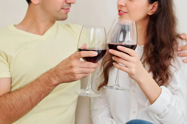 年轻夫妇在家享受浪漫夜晚与美味的红酒的裁剪图像 — 图库照片