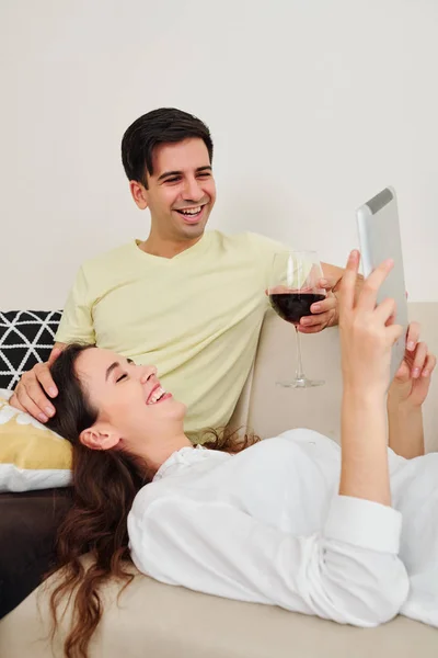 Young Caucasian Couple Resting Sofa Watching Funny Comedy Movie Tablet — Stock Photo, Image