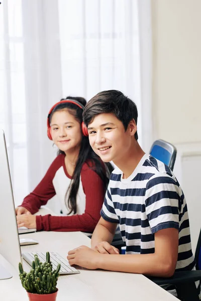 Fröhliche Teenager Mit Gemischter Rasse Sitzen Unterricht Schreibtisch Und Programmieren — Stockfoto