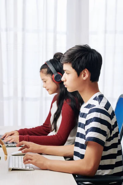 Serious Intelligent Teenagers Programming Computers Class — Stock Photo, Image