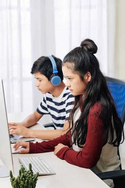 Ernstige Aziatische Tiener Meisje Lezen Van Informatie Het Computerscherm Bij — Stockfoto