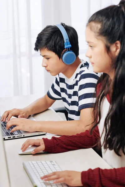 Ragazzo Adolescente Serio Che Ascolta Musica Cuffia Quando Lavora Laptop — Foto Stock