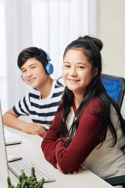 Sorridente Asiatico Adolescenti Computer Guardando Fotocamera — Foto Stock