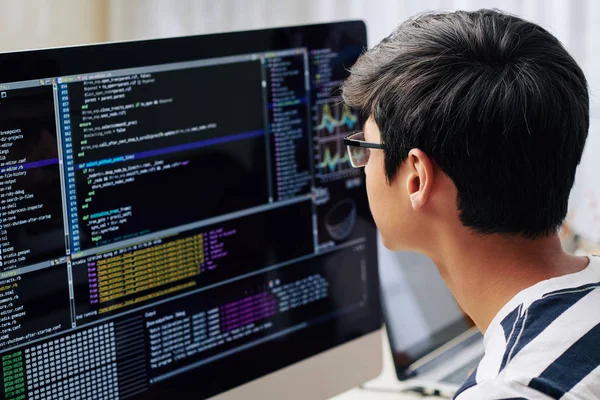 Adolescente Inteligente Gafas Comprobando Código Programación Pantalla Computadora Cuando Está — Foto de Stock