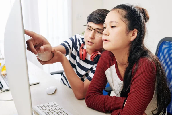 Smart Teenager Mit Brille Erklärt Seinem Klassenkameraden Einen Teil Des — Stockfoto