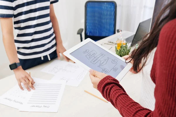 Blocksystem Auf Dem Bildschirm Eines Tablet Computers Den Händen Eines — Stockfoto