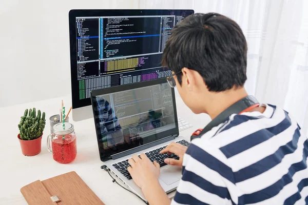 Genio Adolescente Che Lavora Laptop Codice Programmazione Sullo Schermo Del — Foto Stock