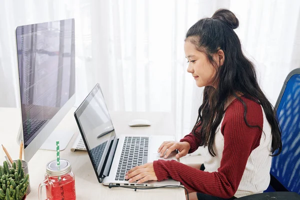 Дівчина Підліток Сидить Столом Перед Комп Ютером Ноутбуком — стокове фото