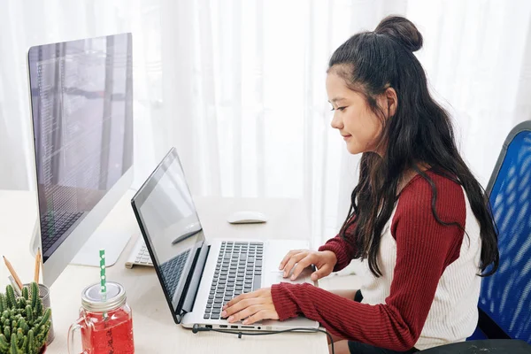 Adolescente Sentada Mesa Frente Computador Com Laptop — Fotografia de Stock